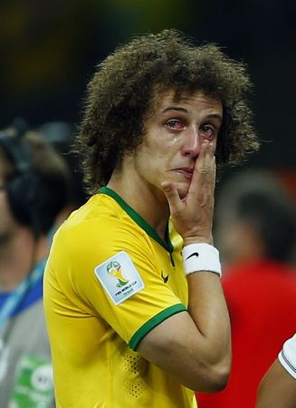 © Reuters. David Luiz chora após derrota de 7 x 1 para a Alemanha em Belo Horizonte