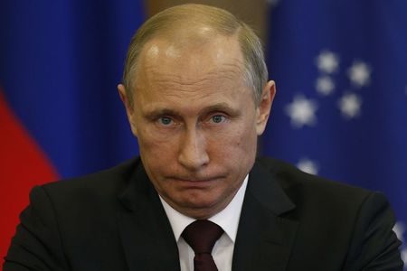 © Reuters. Russia's President Vladimir Putin reacts during a ceremony at the Planalto Palace in Brasilia