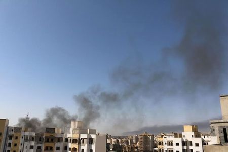 © Reuters. مقيمون: صاروخ يصيب المطار في العاصمة الليبية طرابلس