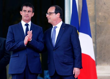 © Reuters. FRANÇOIS HOLLANDE EN HAUSSE, MANUEL VALLS EN BAISSE SELON IPSOS