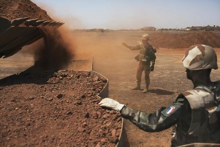 © Reuters. MORT D'UN SOLDAT FRANÇAIS AU MALI