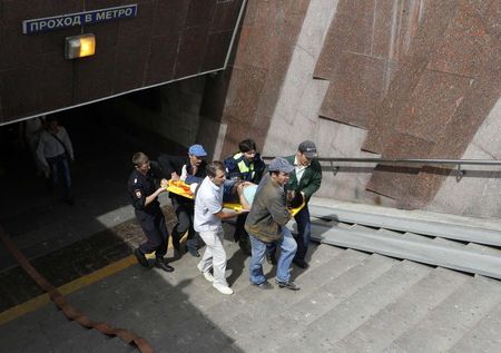 © Reuters. Mosca, soccorritori trasportano un passeggero della metropolitana