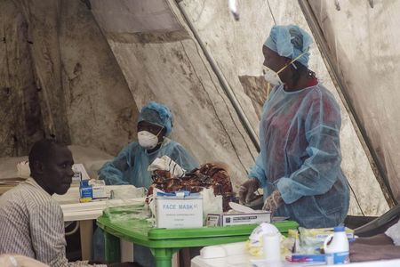 © Reuters. La cifra de muertos por el brote de ébola en el oeste de África sube a 603