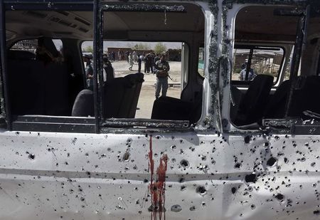 © Reuters. Al menos 89 muertos al estallar un coche bomba en Afganistán