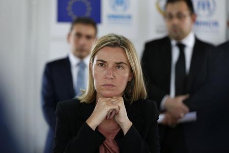 © Reuters. Italian Foreign Minister Federica Mogherini, listens to Andrew Harper in Azraq refugee camp