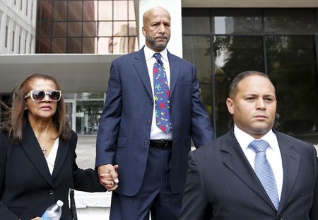 © Reuters. Former New Orleans Mayor C. Ray Nagin and his wife Seletha leave court after Nagin was sentenced to 10 years in New Orleans, Louisiana