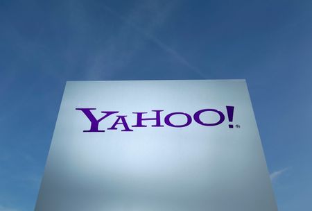 © Reuters. A Yahoo logo is pictured in front of a building in Rolle
