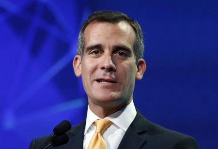 © Reuters. Los Angeles mayor Eric Garcetti speaks at the 2014 Milken Institute Global Conference in Beverly Hills