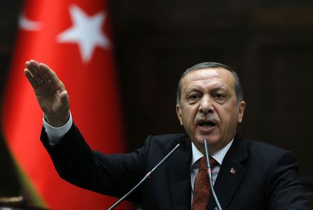 © Reuters. Premiê turco Tayyip Erdogan discursa no Parlmento em Ancara