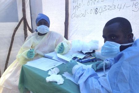 © Reuters. Exames de sangue contra ebola