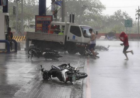 © Reuters. Un tifón deja 10 muertos a su paso por Filipinas