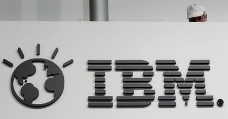© Reuters. IBM ofrecerá iPads e iPhones equipados para clientes empresariales