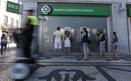 © Reuters. Lisbona, clienti ai bancomat del Banco Espirito Santo