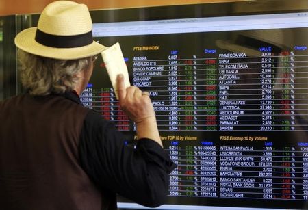 © Reuters. Milano, il tabellone elettronico di una banca con l'andamento dei titoli di Borsa Italiana