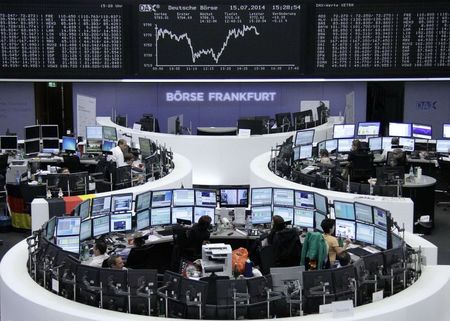 © Reuters. Trader al lavoro alla Borsa di Francoforte
