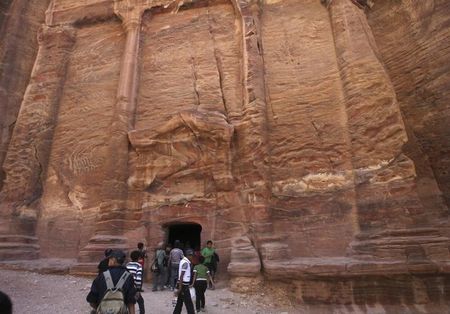 © Reuters. ارتفاع إيرادات السياحة في الأردن 14% في النصف/1