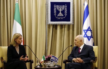 © Reuters. Il ministro degli Esteri Federica Mogherini a colloquio con il presidente israeliano Shimon Peres