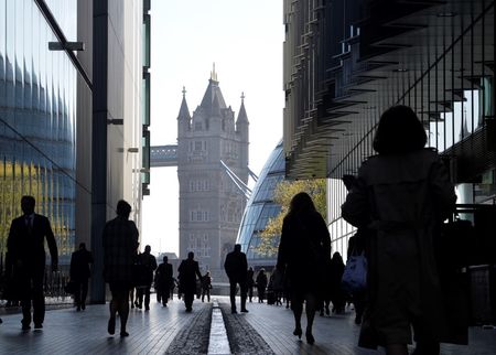 © Reuters. City workers head to work during the morning rush hour in London