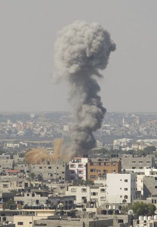 © Reuters. Israel reanuda ataques a Gaza tras fracaso de alto el fuego