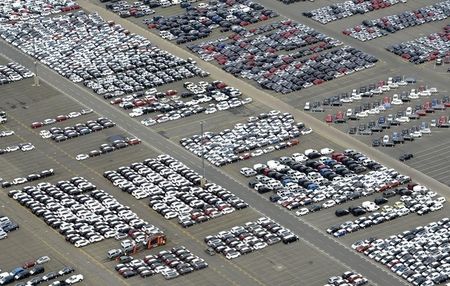 © Reuters. Cars for export stand in shipping terminal at harbour in  Bremerhaven