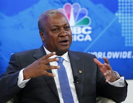 © Reuters.  Ghana's President Dramani Mahama speaks during a session at World Economic Forum in Davos