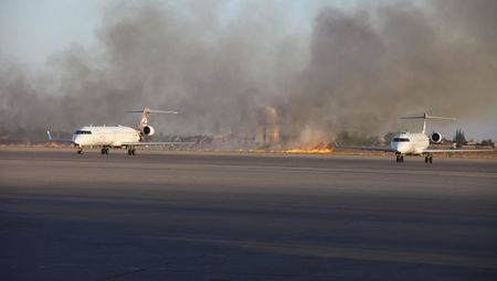 © Reuters. مطار طرابلس يتحول إلى جبهة قتال بين الميليشيات الليبية