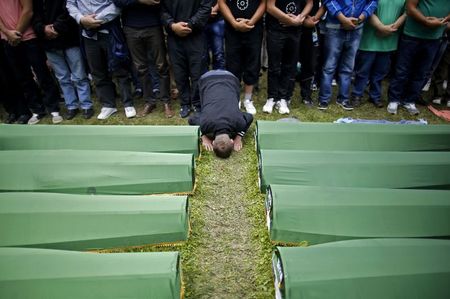 © Reuters. L'ÉTAT NÉERLANDAIS JUGÉ RESPONSABLE DE 300 MORTS DE SREBRENICA