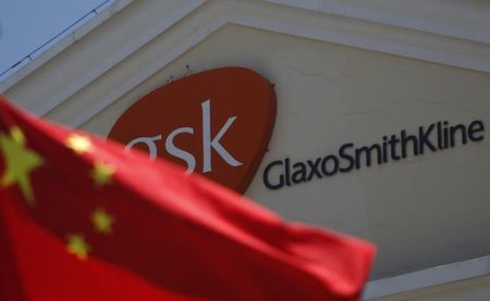 © Reuters. A Chinese national flag is seen in front of a GlaxoSmithKline office building in Shanghai