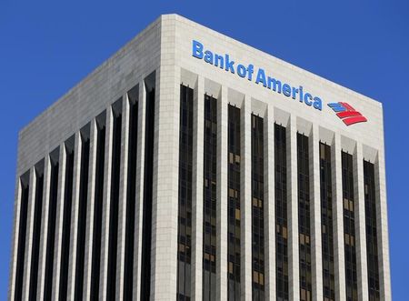 © Reuters. Логотип Bank of America на здании в Лос-Анджелесе