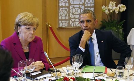© Reuters. اوباما يتعهد لميركل بالتعاون في مجال المخابرات