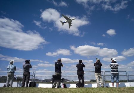© Reuters. PLUS DE 100 MILLIARDS DE DOLLARS DE COMMANDES AU SALON DE FARNBOROUGH POUR AIRBUS ET BOEING