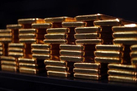 © Reuters. الذهب دون 1300 دولار بفعل ارتفاع العملة الأمريكية