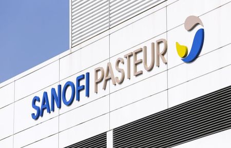 © Reuters. File photo of the logo of Sanofi Pasteur seen on a building at the French drugmaker's vaccine unit plant in Neuville-sur-Saone