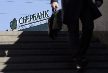 © Reuters. Мужчина спускается в подземный переход недалеко от отделения Сбербанка