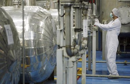 © Reuters. A technician checks valves at the uranium conversian facility in Isfahan