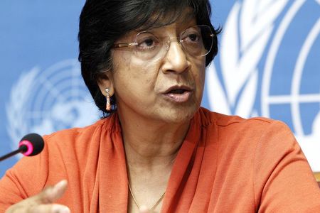 © Reuters. UN High Commissioner for Human Rights Pillay speaks during a news conference at the United Nations in Geneva