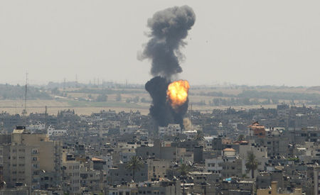 © Reuters. QUATRE ENFANTS TUÉS PAR LES BOMBARDEMENTS ISRAÉLIENS À GAZA