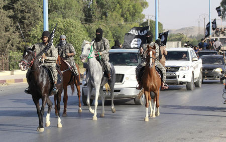 © Reuters. السعودية تعزز اجراءت الامن علي الحدود شديدة التحصين مع العراق
