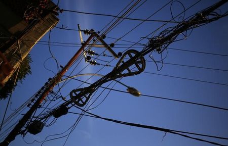 © Reuters. Cabos de energia em Santa Teresa, no Rio de Janeiro.