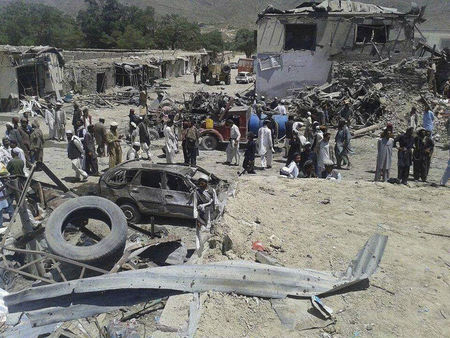 © Reuters. Pessoas se aglomeram ao redor do local da explosão de um carro-bomba, na província de Paktika, Afeganistão