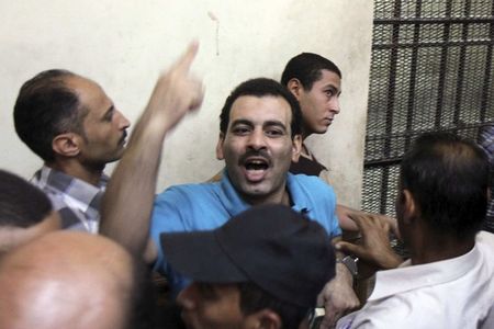 © Reuters. Um dos réus reage ao ser levado a uma cela para ouvir sua sentença no caso de abuso sexual e ataque a mulheres durante comemorações em junho pela eleição do presidente egípcio Abdel Fattah al-Sisi, em um tribunal do Cairo