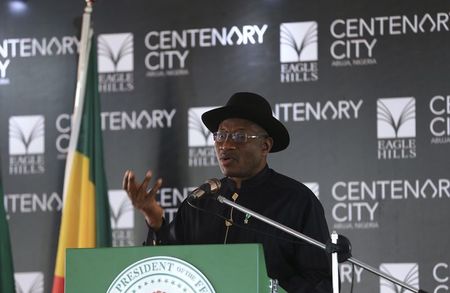 © Reuters. Nigeria's President Goodluck Jonathan speaks during the groundbreaking ceremony of the Centenary City project in Abuja