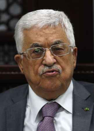 © Reuters. وكالة: عباس بحث وقف اطلاق النار في غزة مع مسؤول من حماس