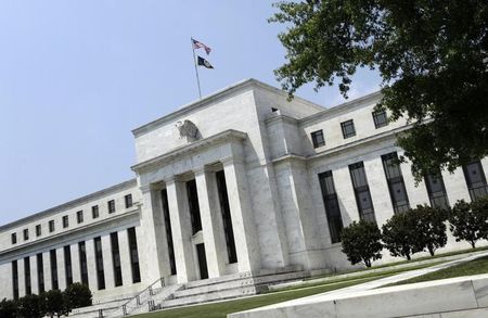 © Reuters. LA FED JUGE QUE L'ACTIVITÉ ÉCONOMIQUE CONTINUE DE S'AMÉLIORER