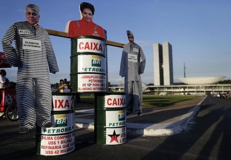 © Reuters. Bonecos de papelão da presidente Dilma Rousseff e de ex-diretores da Petrobras