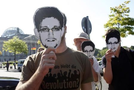 © Reuters. Manifestante usa máscara de Snowden em protesto