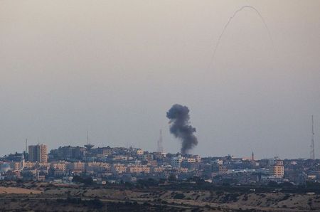 © Reuters. Explosão de um ataque aéreo de Israel é vista na Faixa de Gaza