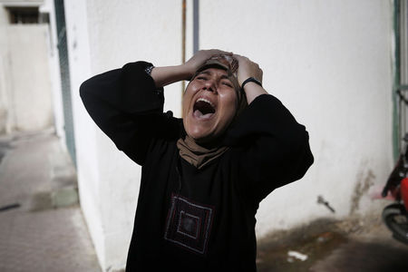 © Reuters. Mãe  de uma criança palestina morta numa praia da Faixa da Gaza por ataque de Israel, de acordo com médicos