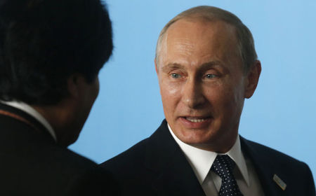 © Reuters. Putin conversa com Morales