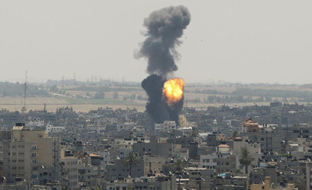 © Reuters. Fumaça de ataque em Gaza